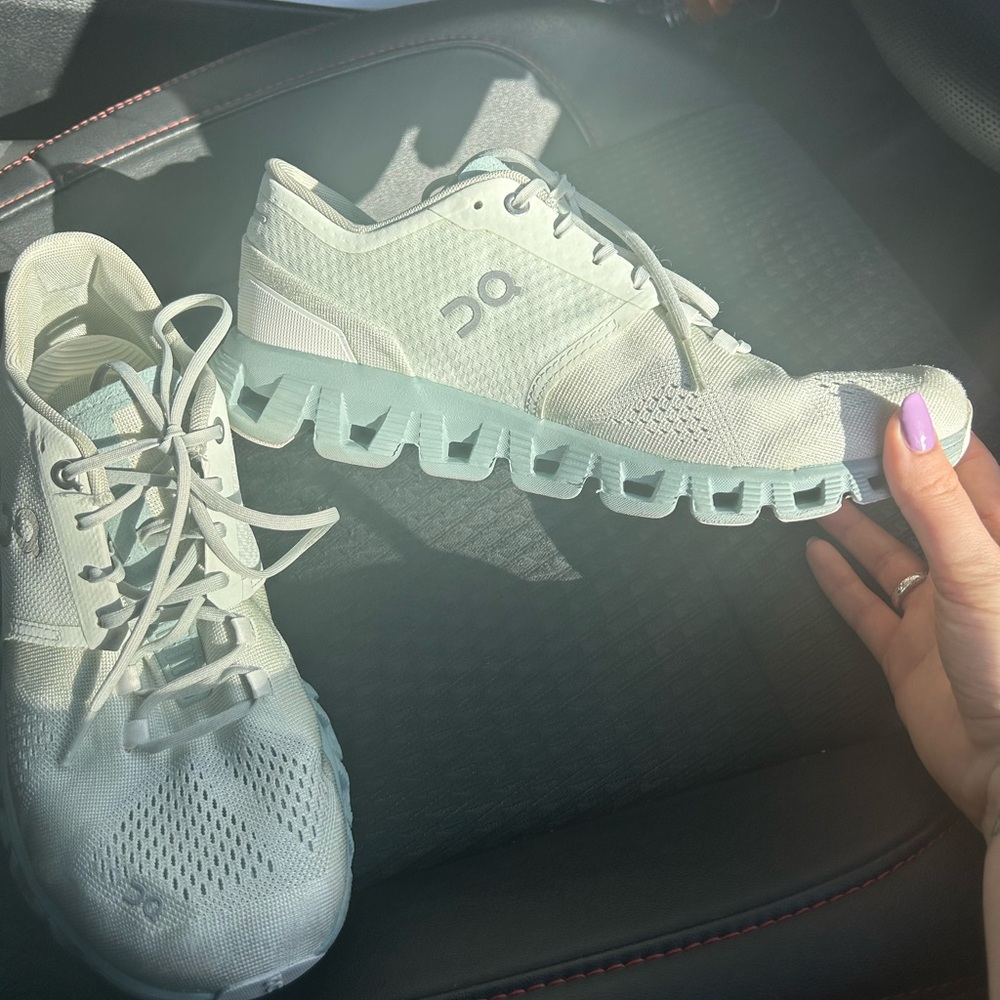 On Running Women’s Athletic Shoes in Light Gray/White